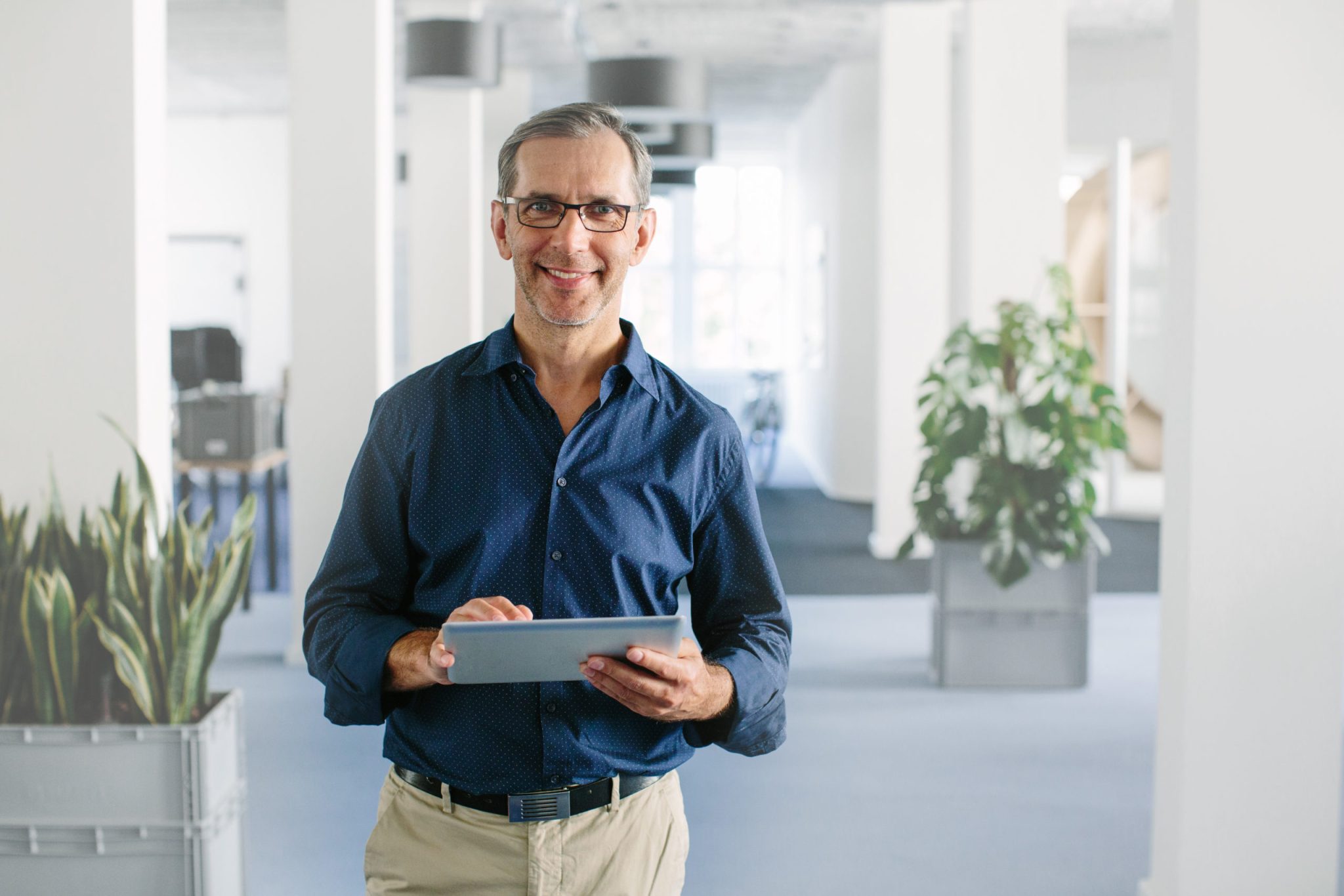 Berater mit Tablet in einem hellen Büro