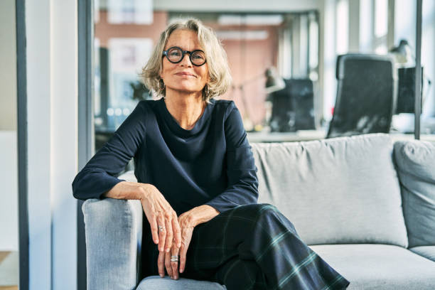 Frau sitzt ruhig auf einem Sofa im Büro
